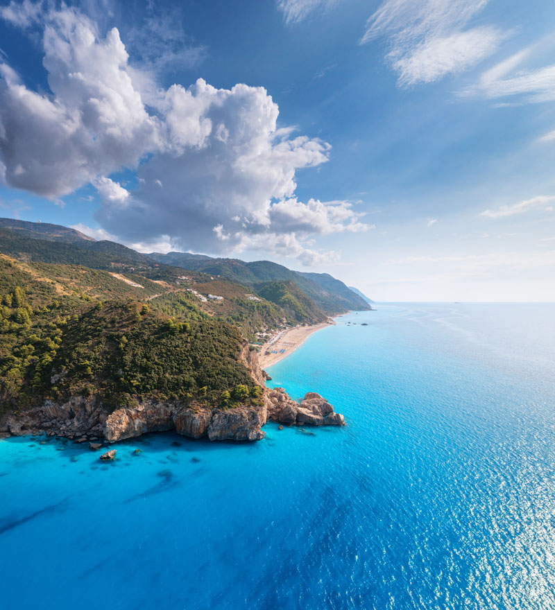 Ελληνική ακτή με γαλάζια νερά